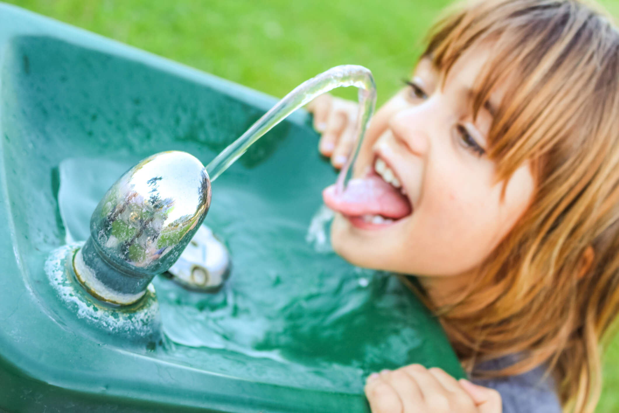 Включи девочка вода