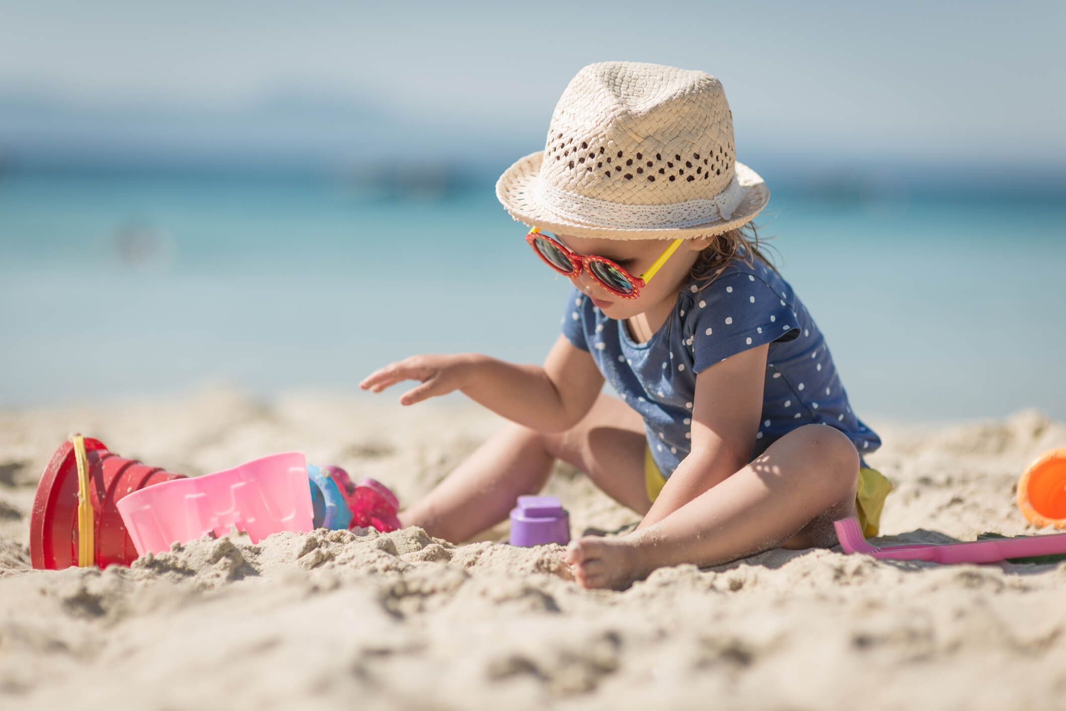 Пляж без детей. Дети на море. Малыш на пляже. Детишки на пляже. Ребенок шляпа пляж.
