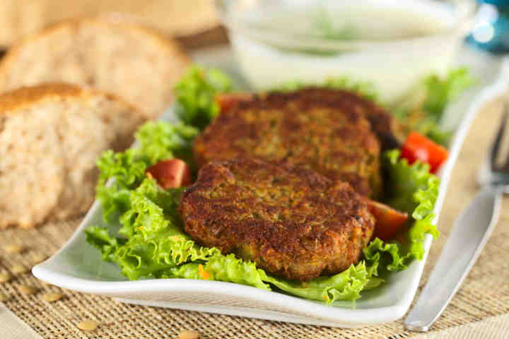 Burger di lenticchie con salsa di yogurt e zafferano