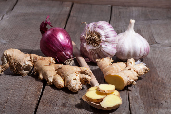 Aglio e cipolla, buoni sapori per curare lo stomaco