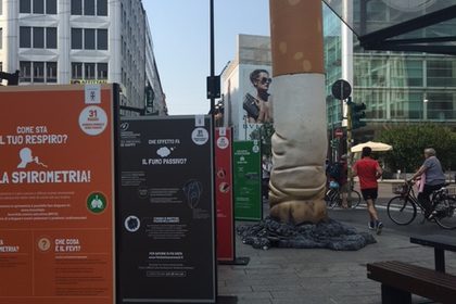 Torna in piazza il «sigarettone» per dire no al fumo