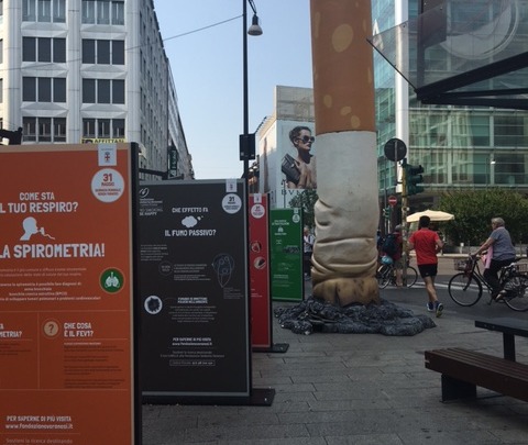 Mozzicone di sigaretta e spirometria in piazza a Milano 