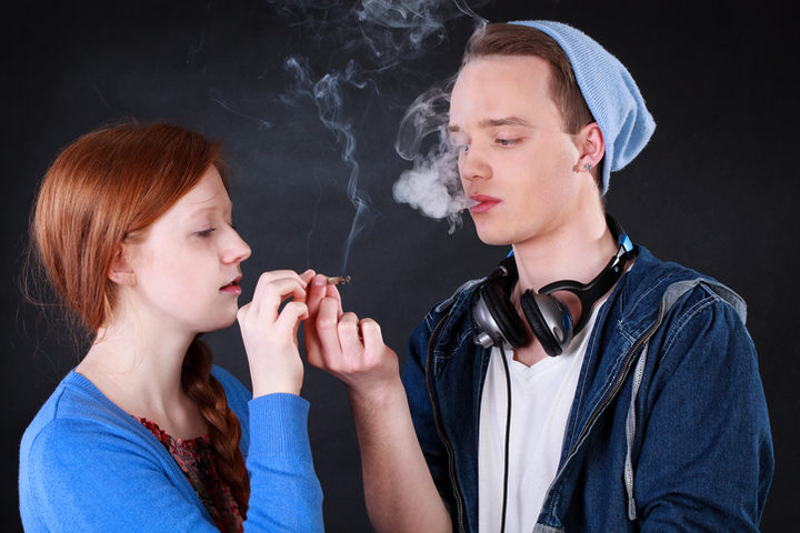 Mio figlio adolescente fuma: come devo comportarmi?