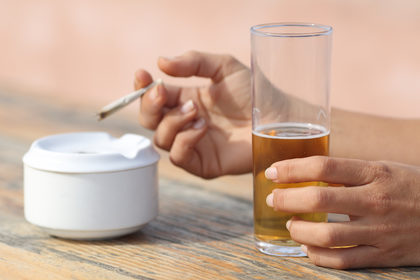 Sono fumatore e consumo spesso alcolici: quali rischi corro?
