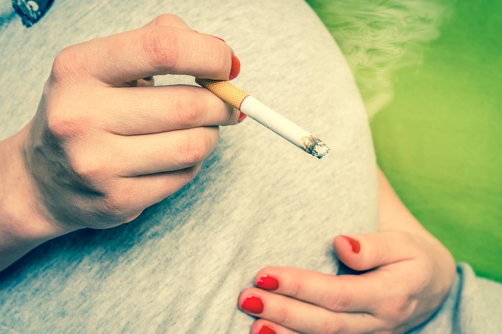 Fumo in gravidanza: quanto pesano i problemi economici?