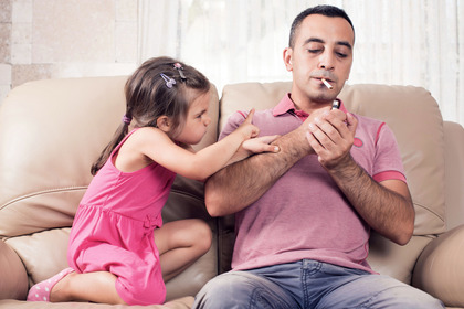 I genitori che fumano mettono a rischio il cuore dei bambini 