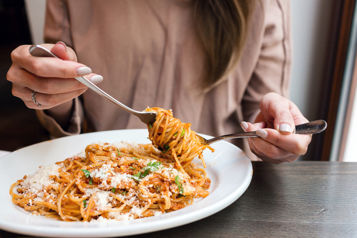 La pasta è meglio mangiarla a pranzo o a cena?