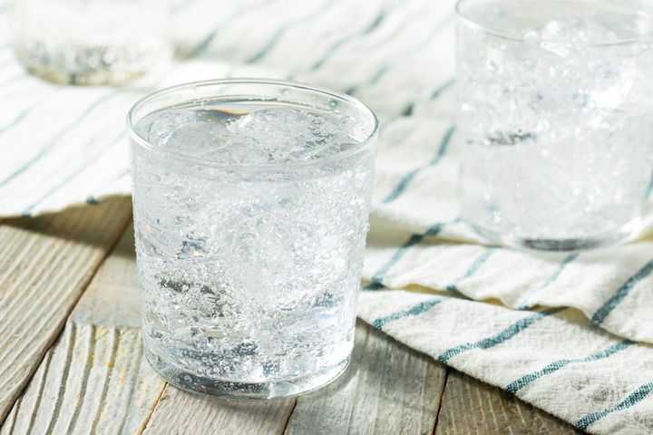 È vero che l’acqua frizzante aiuta a digerire?