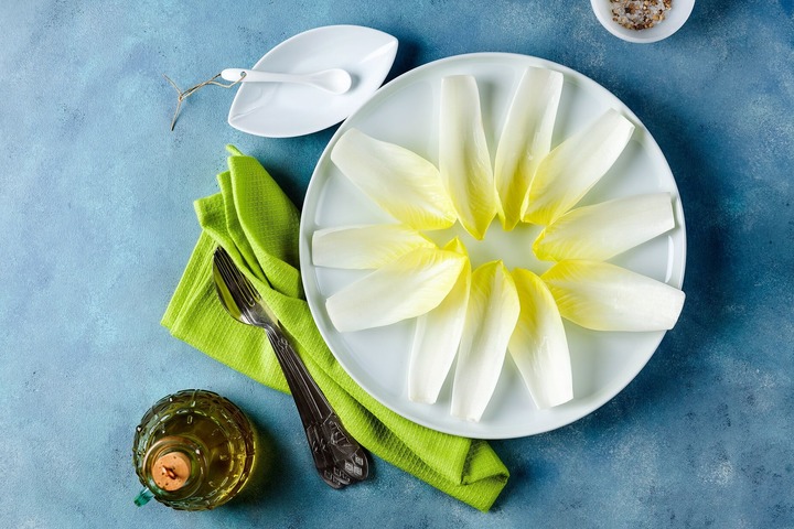 Barchette di belga con crema di tofu e sesamo