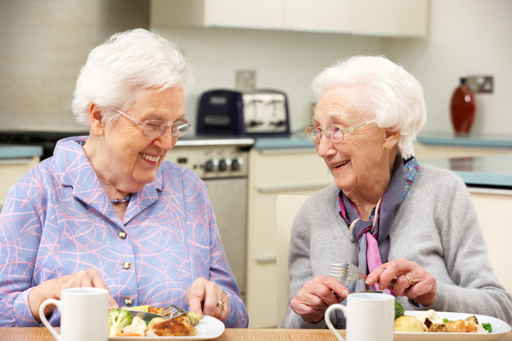 Carboidrati a pranzo e proteine a cena: è vero anche per gli anziani?