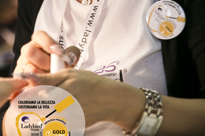 Ladybird house sostiene Gold for Kids