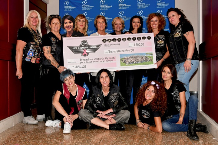 Un gruppo di motocicliste sostiene la ricerca sui tumori femminili