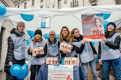 In piazza con i pomodori per la ricerca sui tumori pediatrici 