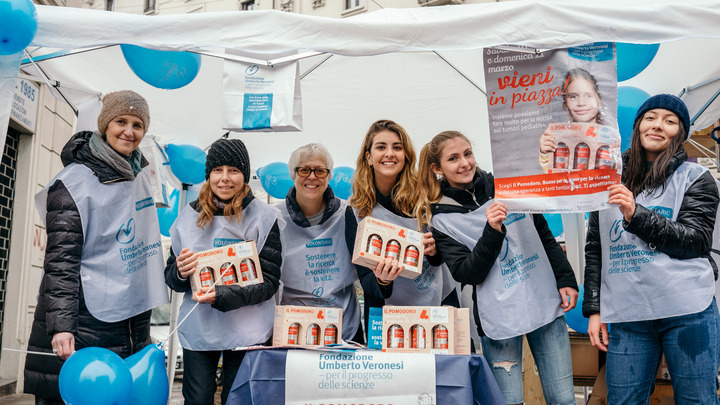 In piazza con i pomodori per la ricerca sui tumori pediatrici 