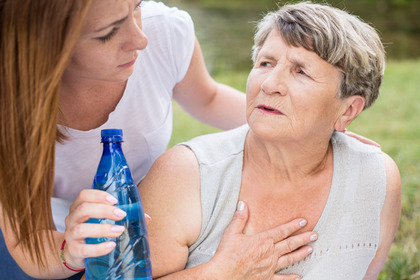 Anziani: i consigli per convivere con le alte temperature