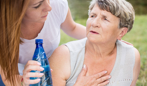 Anziani: i consigli per convivere con le alte temperature