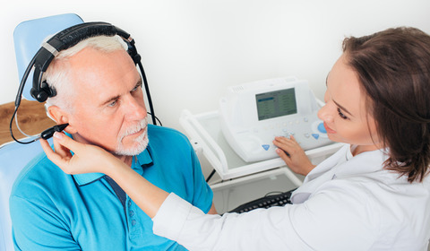 Anziani: quali sono i primi sintomi della perdita dell'udito?