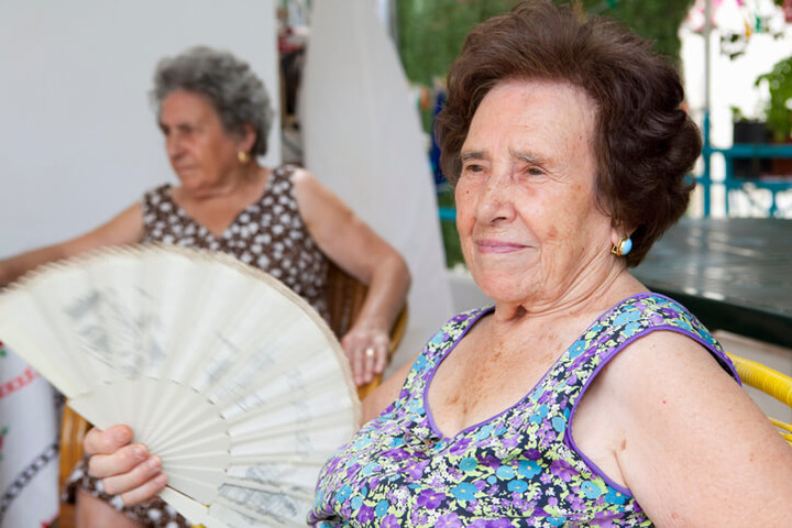 Rischi e rimedi per le calde giornate estive degli anziani