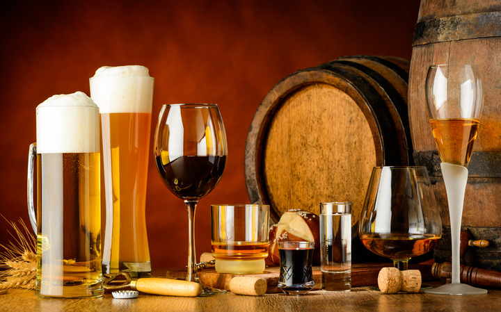 Birra, vino, liquori: quante calorie e quanto alcol contengono?