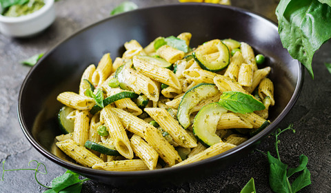Pennette con zucchine trifolate e nocciole