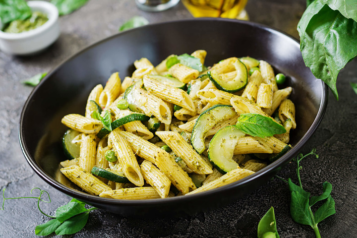 Pennette con zucchine trifolate e nocciole