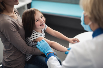 Vaccini: l'Aifa conferma sicurezza e benefici