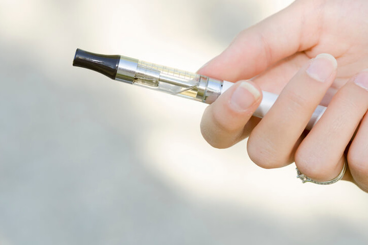 Altri sì alla e-cig che aiuta a smettere di fumare