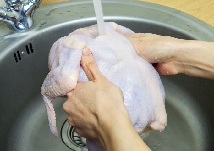 Non lavate il pollo prima di cucinarlo