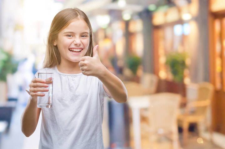 Acqua e latte: ai bambini (fino a 5 anni) non servono altre bevande