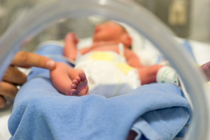 Neonati prematuri e la cura delle carezze