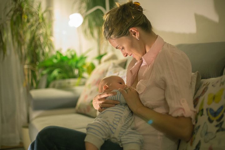 Sclerosi multipla: la malattia «sfuma» con l'allattamento al seno 