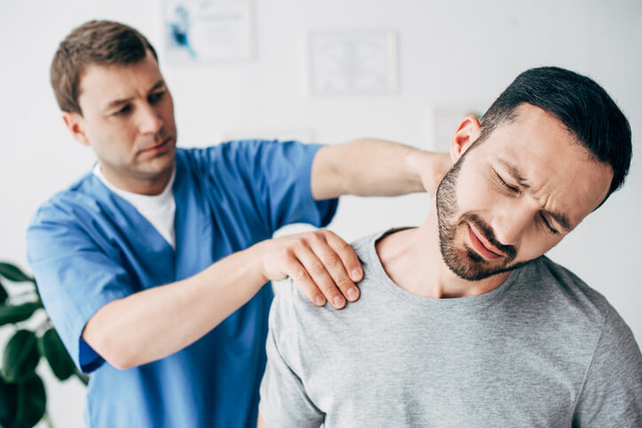 Osteopatia: le manipolazioni al collo possono provocare l'ictus cerebrale?