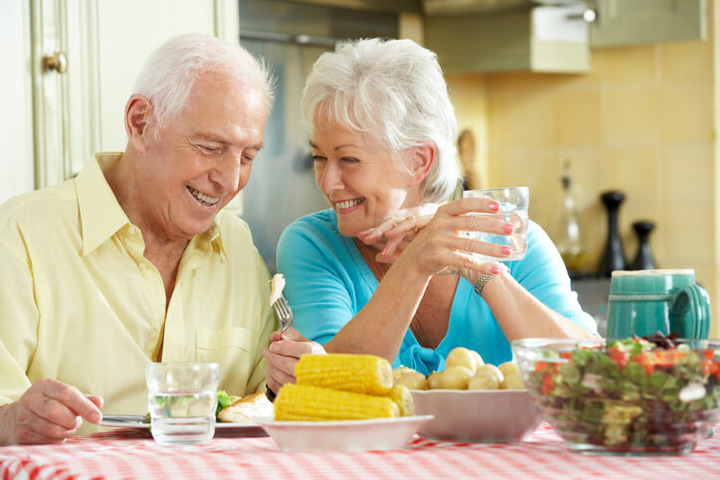 Dieta: quali sono le esigenze di una persona anziana?