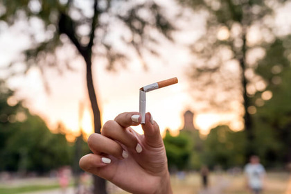 Fumo: perché smettere se poi si muore quasi sempre da «vecchi»?