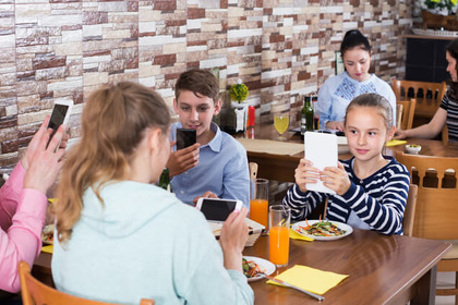 «Phubbing»: lo smartphone interferisce (anche) tra genitori e figli