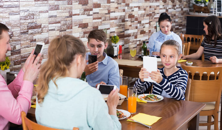 «Phubbing»: lo smartphone interferisce (anche) tra genitori e figli