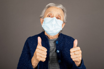 I consigli per gestire gli anziani con una demenza durante la pandemia