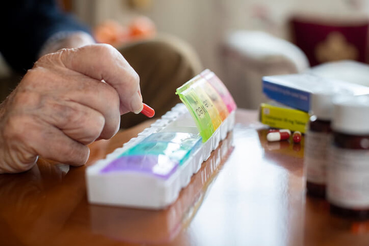 Anziani: troppi farmaci possono aumentare le cadute