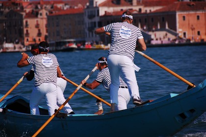 A Venezia gondolieri in piazza col «Pomodoro» che sostiene la ricerca