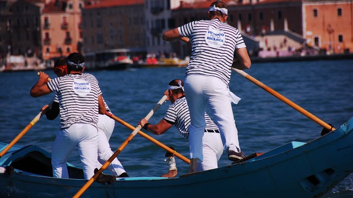 A Venezia gondolieri in piazza col «Pomodoro» che sostiene la ricerca