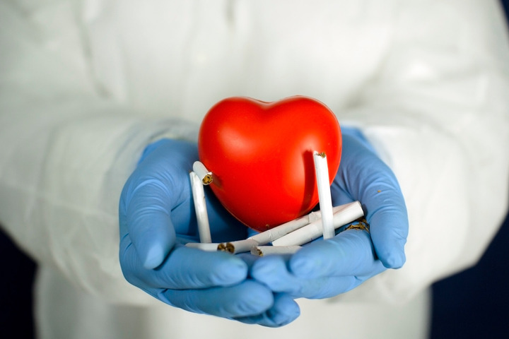 Smettere di fumare dopo un infarto fa bene come un farmaco (anzi tre) 