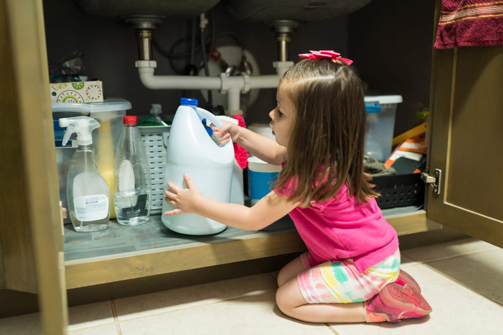 Detergenti, detersivi e disinfettanti: ecco i rischi in casa