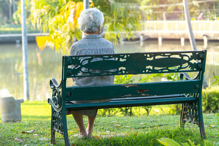 L'isolamento aumenta il rischio di demenza negli anziani