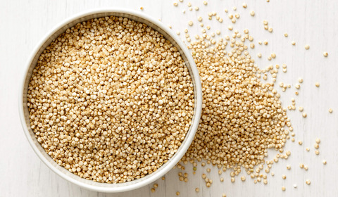 Crocchette di quinoa con salsa di rucola, basilico e pinoli