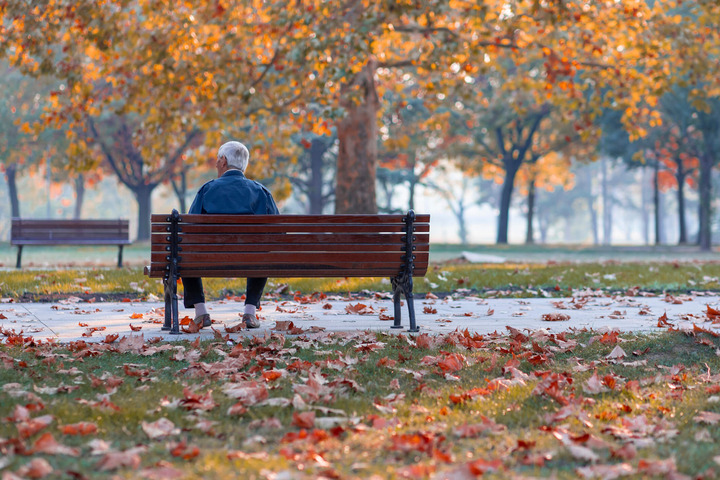 La solitudine persistente cambia anche il cervello