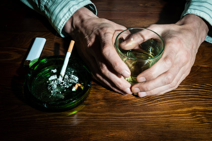 Fumo e alcol: chiedere di abbandonare entrambi non è troppo?