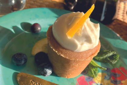 Torta al limone servita con crema di yogurt greco e succo di limone 