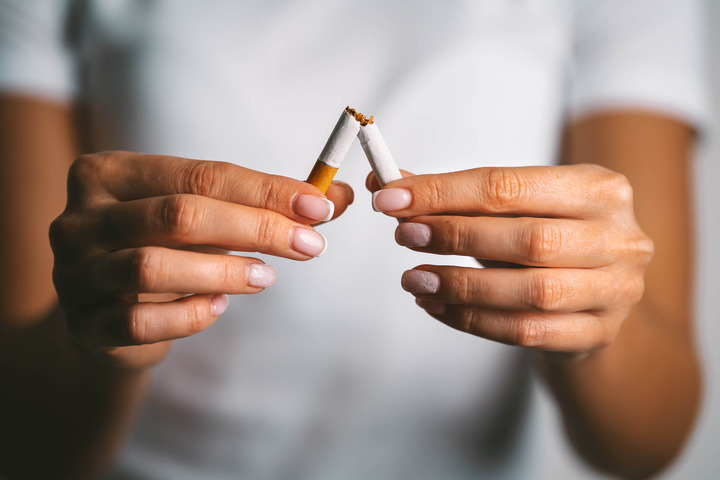 Smettere di fumare aiuta le donne e gli uomini colpiti da tumore