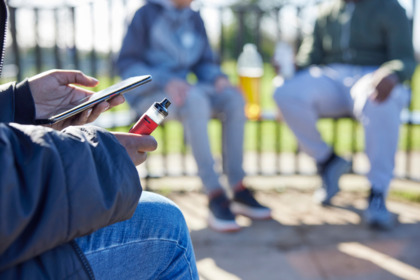 Adolescenti e dipendenze: meno alcol e fumo ma crescono e-cig, gioco d’azzardo e disagio mentale
