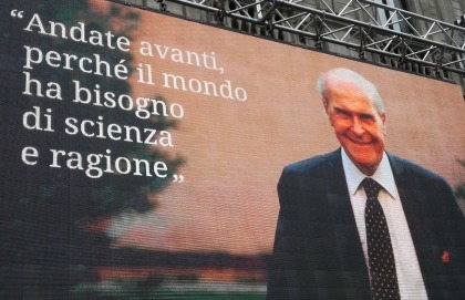 A Milano l'addio laico a Veronesi: «Grazie professore»